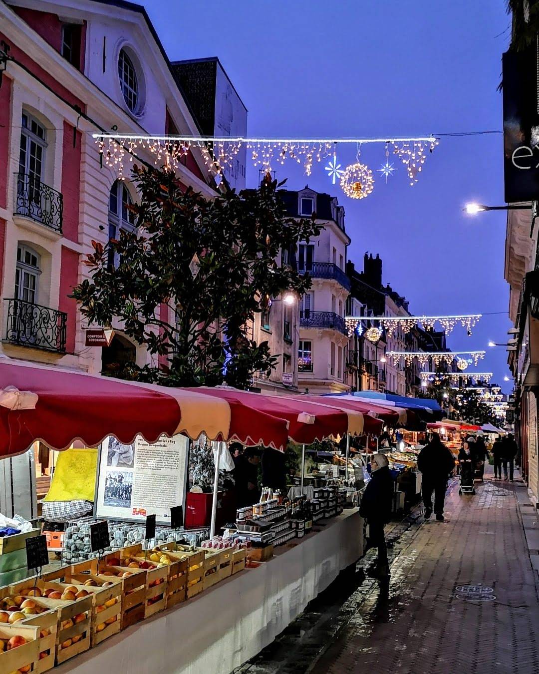 Marché du samedi matin à Dieppe au petit jour