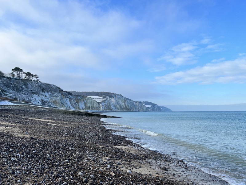 La plage de Pourville sur mer l'hivers après une chute de neige