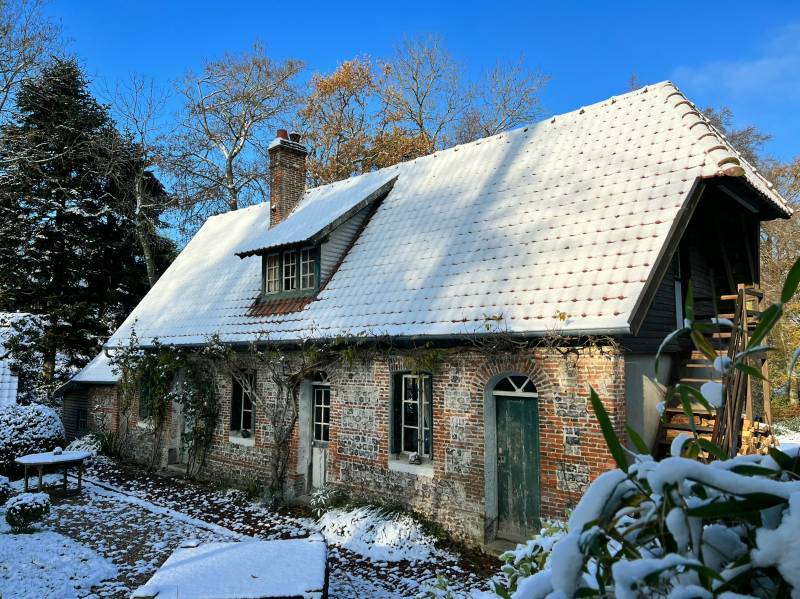 Chaumière sous la neige à Varengeville sur Mer en Normandie